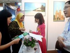 Exchanging information with our partner from Malaysia at VITM
