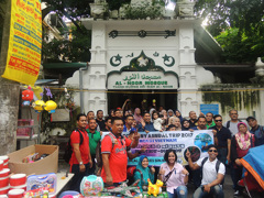 Ms. Bintin Suhaimi and her friends visit Hanoi mosque
